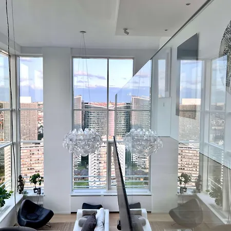Skyline Retreat Penthouse In 220m Of Elegance 아파트 *