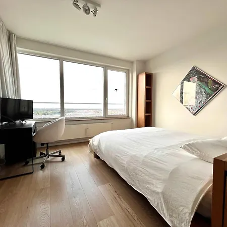 Skyline Retreat Penthouse In 220m Of Elegance 아파트