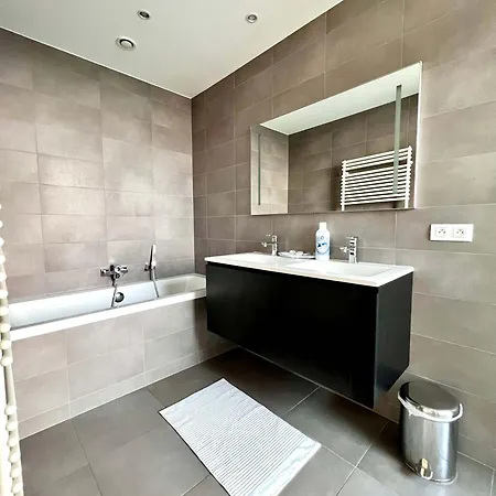 Skyline Retreat Penthouse In 220m Of Elegance 아파트 *