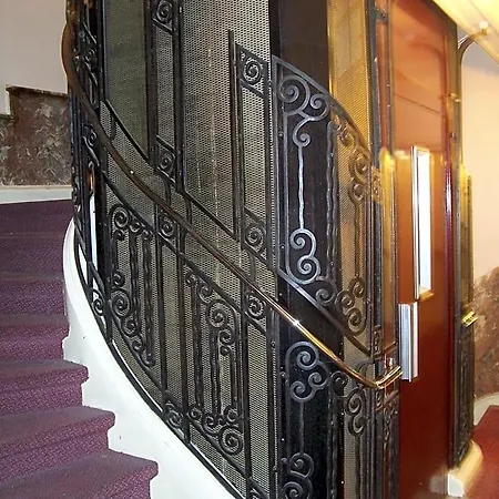 Manhattan Hotel *