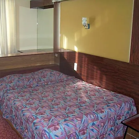 Manhattan Hotel *