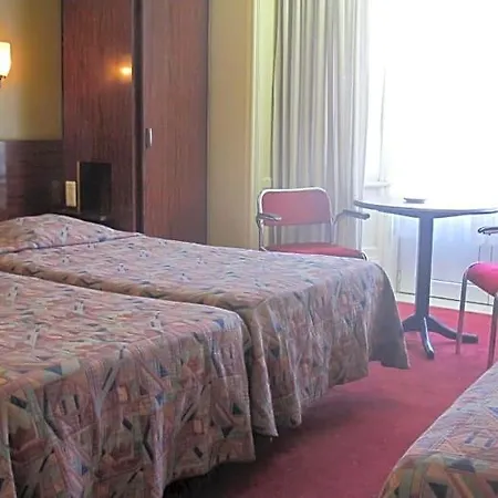 Manhattan Hotel *