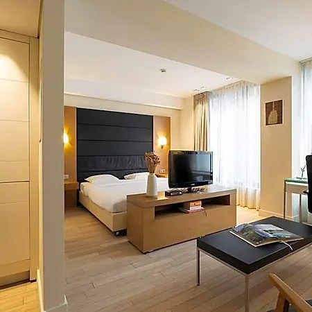 B-aparthotel Grand Place 4*