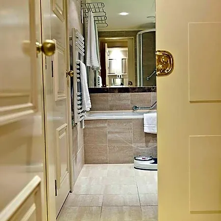 Le Chatelain Hotell