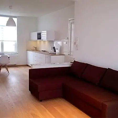 Otel Bijna Wit, Nabij Trein, Metro Reg.nr 330162-412