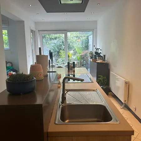 Spacious Family For 6 To 8 Guests With 3 Bedrooms And 2 Bathrooms Between Center And Airport Nyaraló Brüsszel