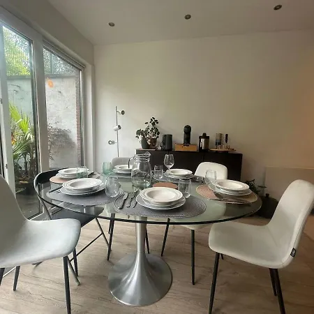 Spacious Family For 6 To 8 Guests With 3 Bedrooms And 2 Bathrooms Between Center And Airport Holiday home