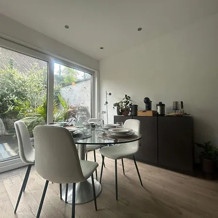 Spacious Family For 6 To 8 Guests With 3 Bedrooms And 2 Bathrooms Between Center And Airport *
