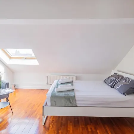 Spacious House With Large Garden In Jette *