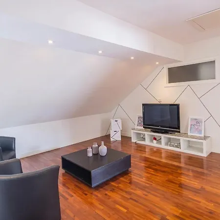 Spacious House With Large Garden In Jette Nyaraló
