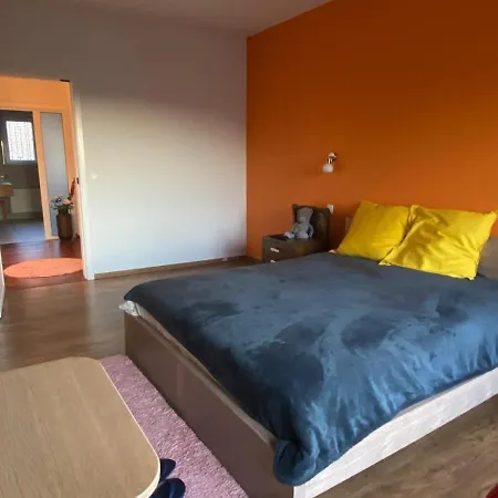 Spacious Family For 6 To 8 Guests With 3 Bedrooms And 2 Bathrooms Between Center And Airport