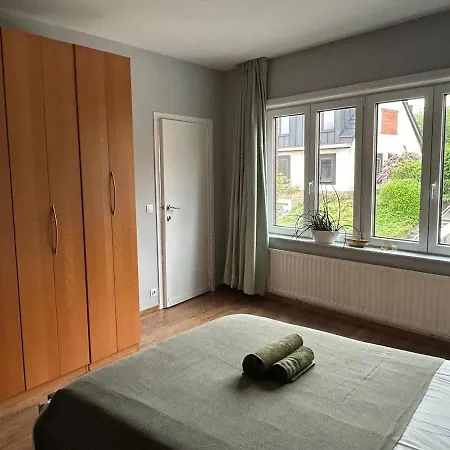Spacious Family For 6 To 8 Guests With 3 Bedrooms And 2 Bathrooms Between Center And Airport Holiday home