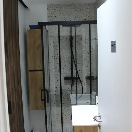 Elegant Renovated Studio, Center