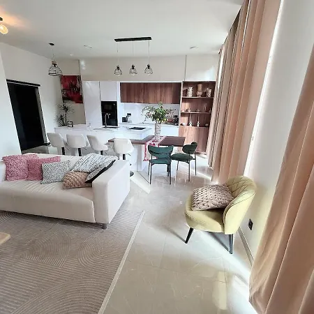 Bright & Stylish 2br Quiet Terrace Apartment