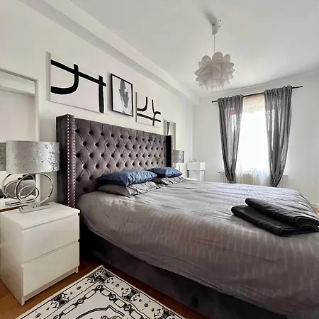Family & Cosy For Up To 9 Guests Near Midi Station *
