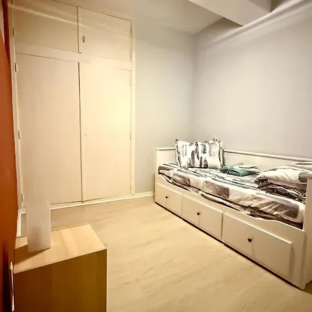 3 Min To The Grand-place - 5 Min To Manneken Pis & Sleeps 6 People * Brussels
