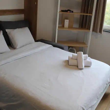 Elegant Renovated Studio, Center *