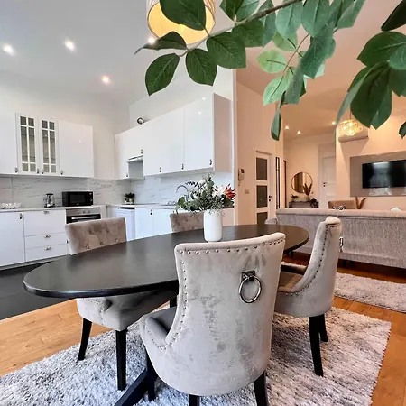 Family & Cosy For Up To 9 Guests Near Midi Station *
