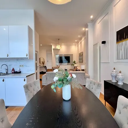 Family & Cosy For Up To 9 Guests Near Midi Station Apartment