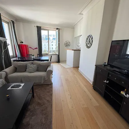 Bright 2 Bedroom Perfectly Located