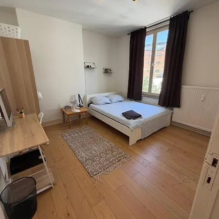 Bright 2 Bedroom Perfectly Located