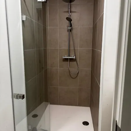 Family-appartement-brussels-tours Et Taxis Lägenhet
