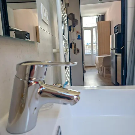 Superbe Au 1er Etage, Proche De La Gare Du Midi 아파트 *