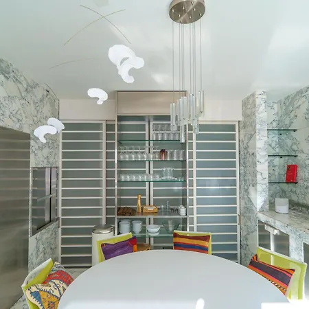 Hébergement de vacances Maison Lemonnier - A Place That Reunites With 5 Luxury Bedrooms And Rooftop Bruxelles