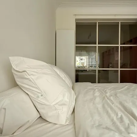 Apartment 2 Bedrooms - Baby Crib & Furnished Terrace In Lovely Brussels