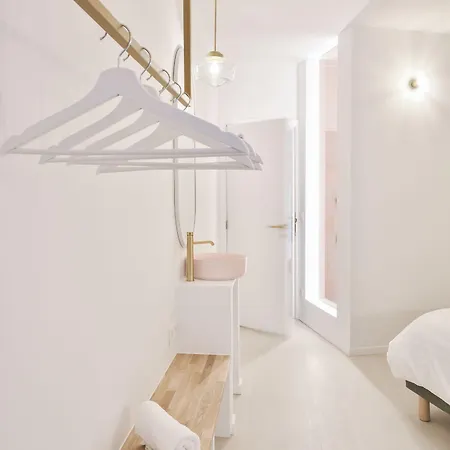 Urban Walls Bed & Breakfast 3*