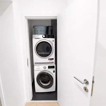 Spacious 4br In Apartment *