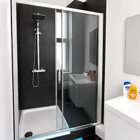 Apartment Spacious 4br In *