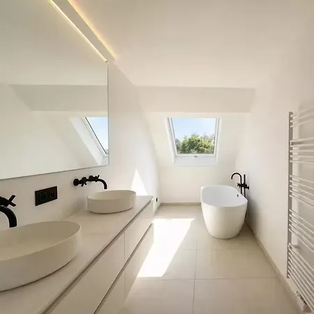 Deluxe On Location Louise Area Apartment *