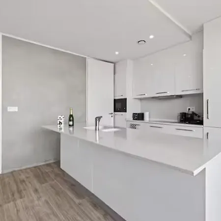 Three Bdr Penthouse With View Midi 33 By Reside