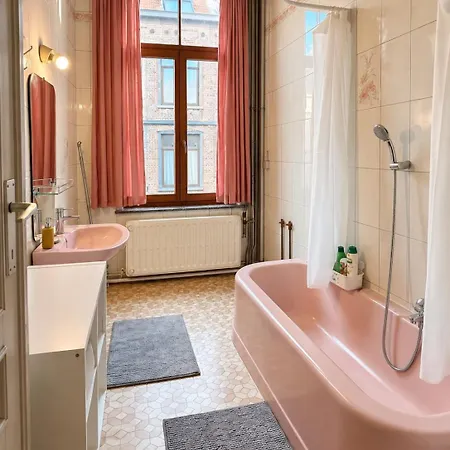 Cozy 1-bedroom Near Public Transport In Apartment *