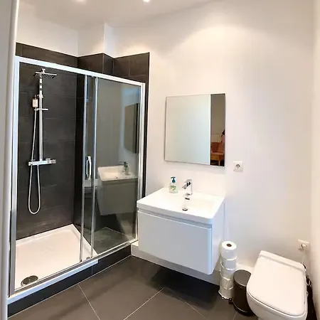 Apartment Spacious 4br In *