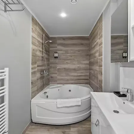 Three Bdr Penthouse With View Midi 33 By Reside