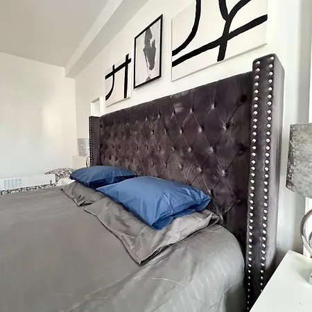 Family And Group Near Midi Station Of Up To 8-9 Guests Apartment *