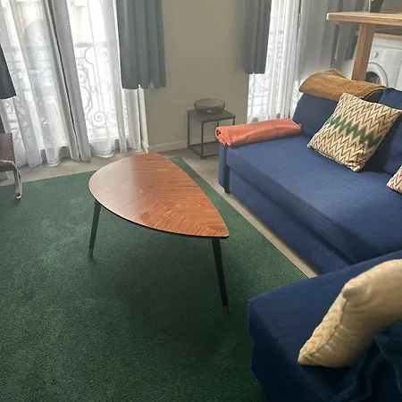 5 Minutes From The Train Station Apartment