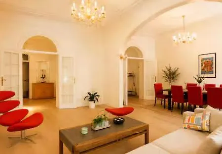 Spacious 4br In Apartment