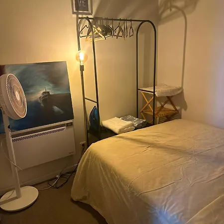 5 Minutes From The Train Station Apartment *