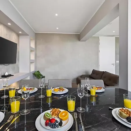 Three Bdr Penthouse With View Midi 33 By Reside