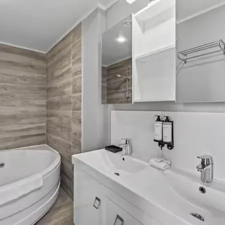 Apartment Three Bdr Penthouse With View Midi 33 By Reside