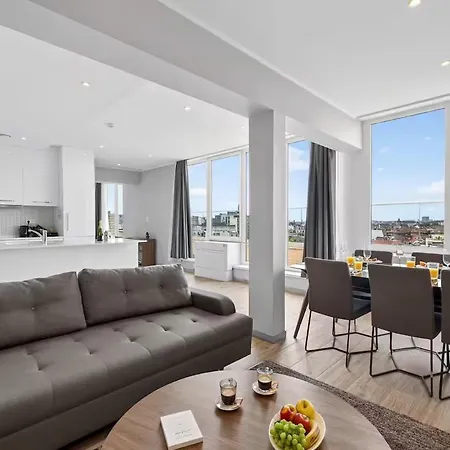 Three Bdr Penthouse With View Midi 33 By Reside