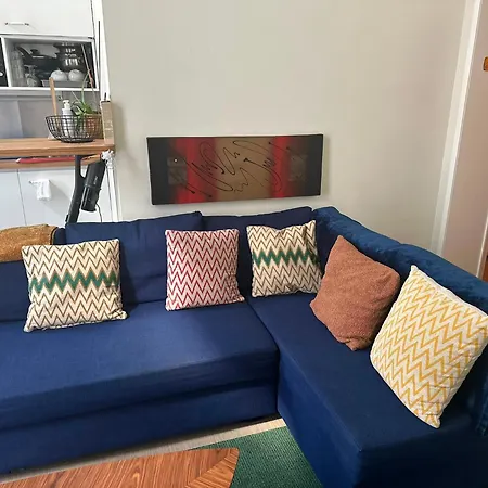 5 Minutes From The Train Station Apartment