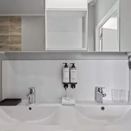 Apartment Three Bdr Penthouse With View Midi 33 By Reside