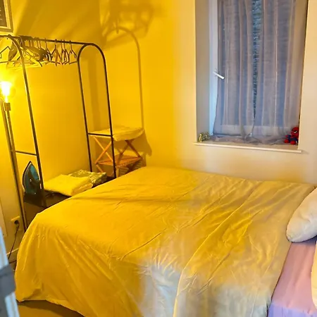 5 Minutes From The Train Station Apartment