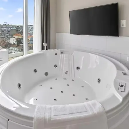 Penthouse 2bdr With 360 Midi 33 By Reside *