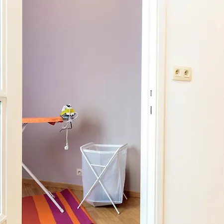 Square Charles Halldis Apartman *
