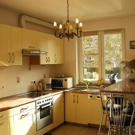 Cosy Nest With Garage In